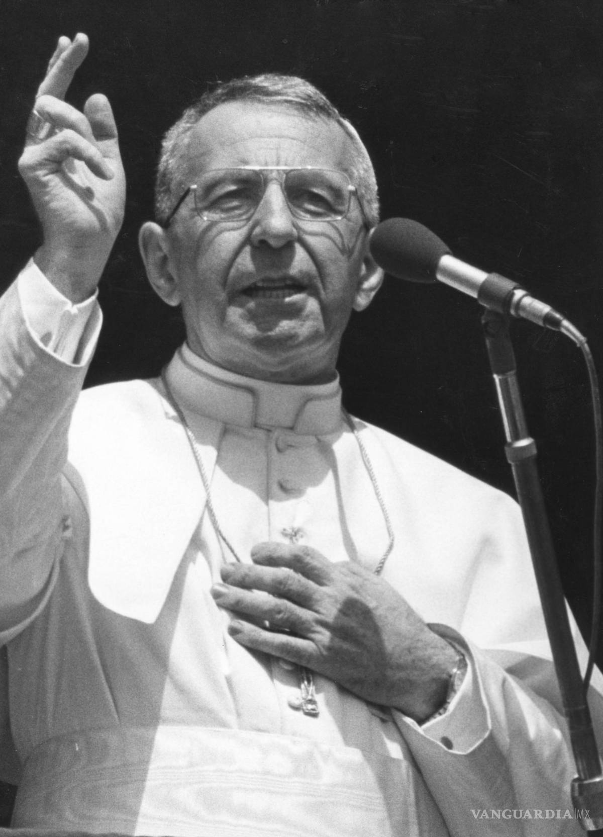 $!El Papa Juan Pablo I entrega su bendición en el Vaticano el martes 16 de octubre de 2007. AP