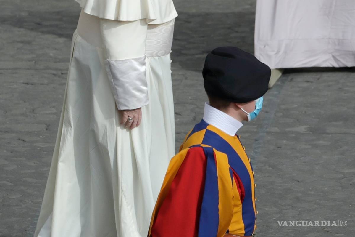 Cuatro guardias suizos y tres residentes vaticanos dan positivo al COVID-19