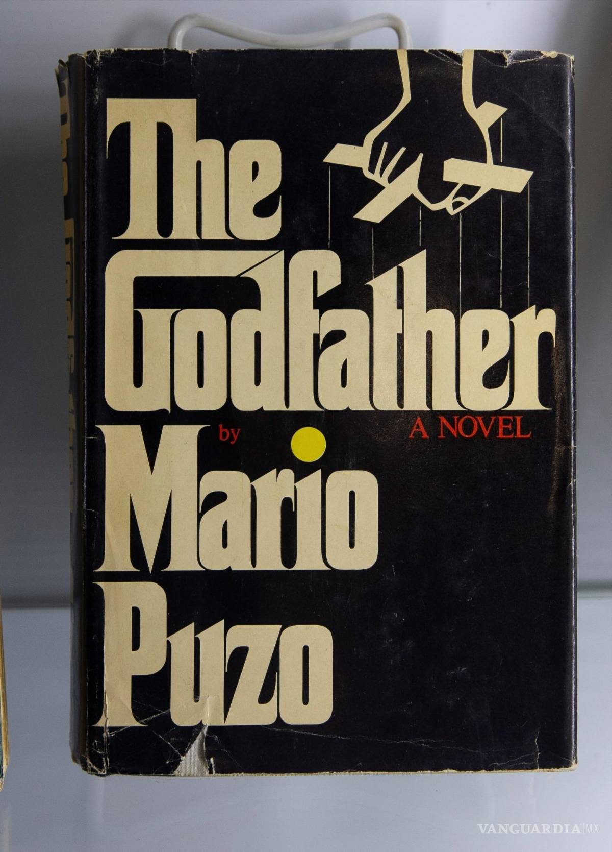 $!Una copia del libro El Padrino firmada por Mario Puzo durante una subasta realizada en Beverly Hills, California en 2019. EFE/Adams S. Davis