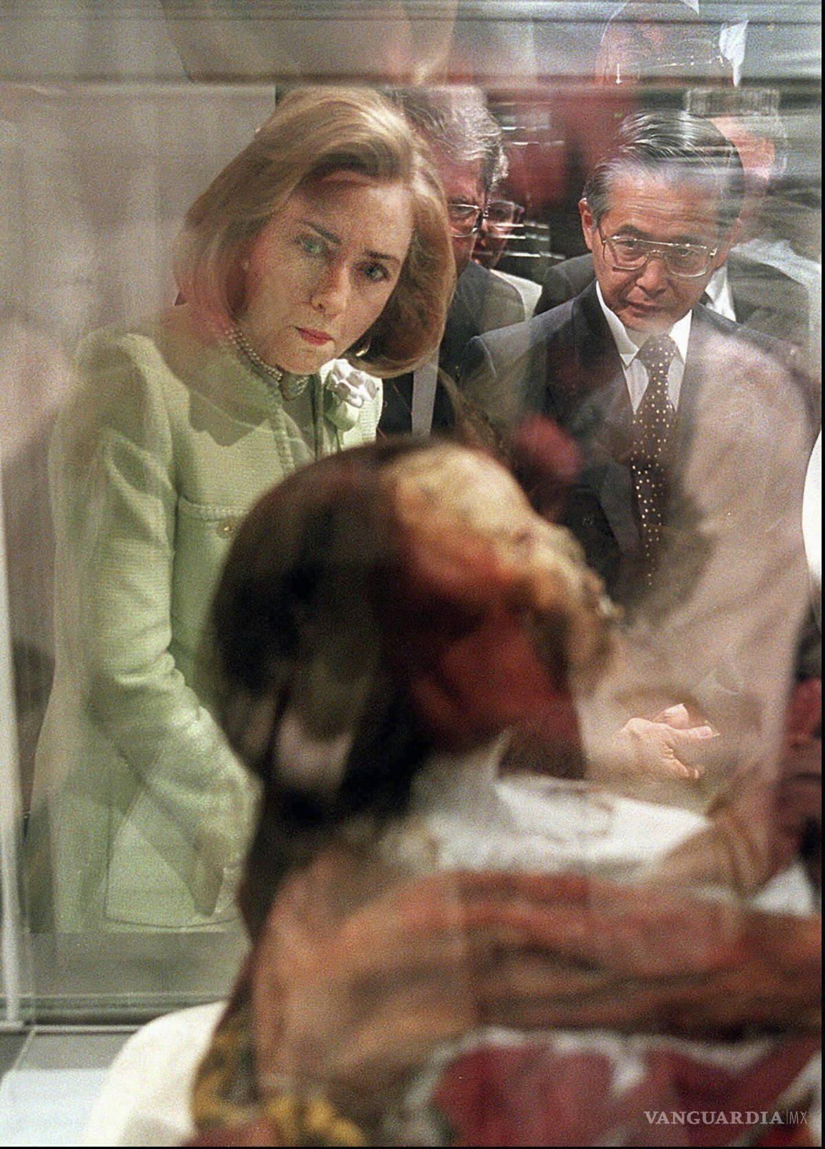 $!La primera dama Hillary Clinton y el primer ministro de Perú, Alberto Fujimori, miran a una momia de 500 años de antigüedad expuesta en la National Geographic Society en Washington, el martes 21 de mayo de 1996.