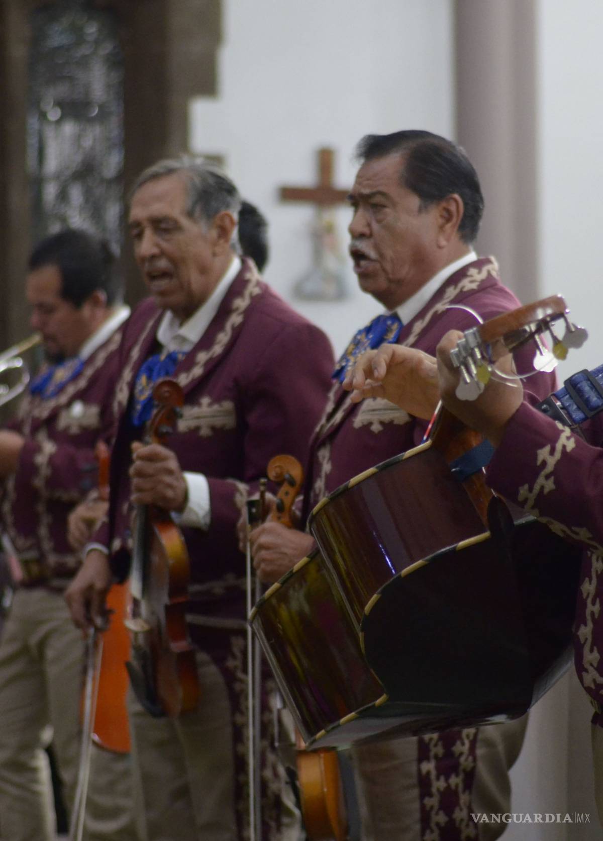 $!Cientos de saltillenses celebran a la Virgen de Guadalupe con ‘Las Mañanitas’