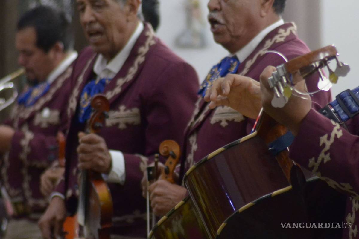 $!Cientos de saltillenses celebran a la Virgen de Guadalupe con ‘Las Mañanitas’
