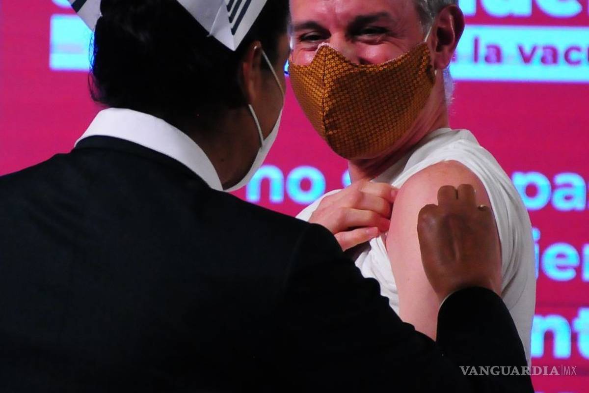 $!Inicia campaña contra la influenza: aplican la vacuna a López-Gatell y Zoé Robledo