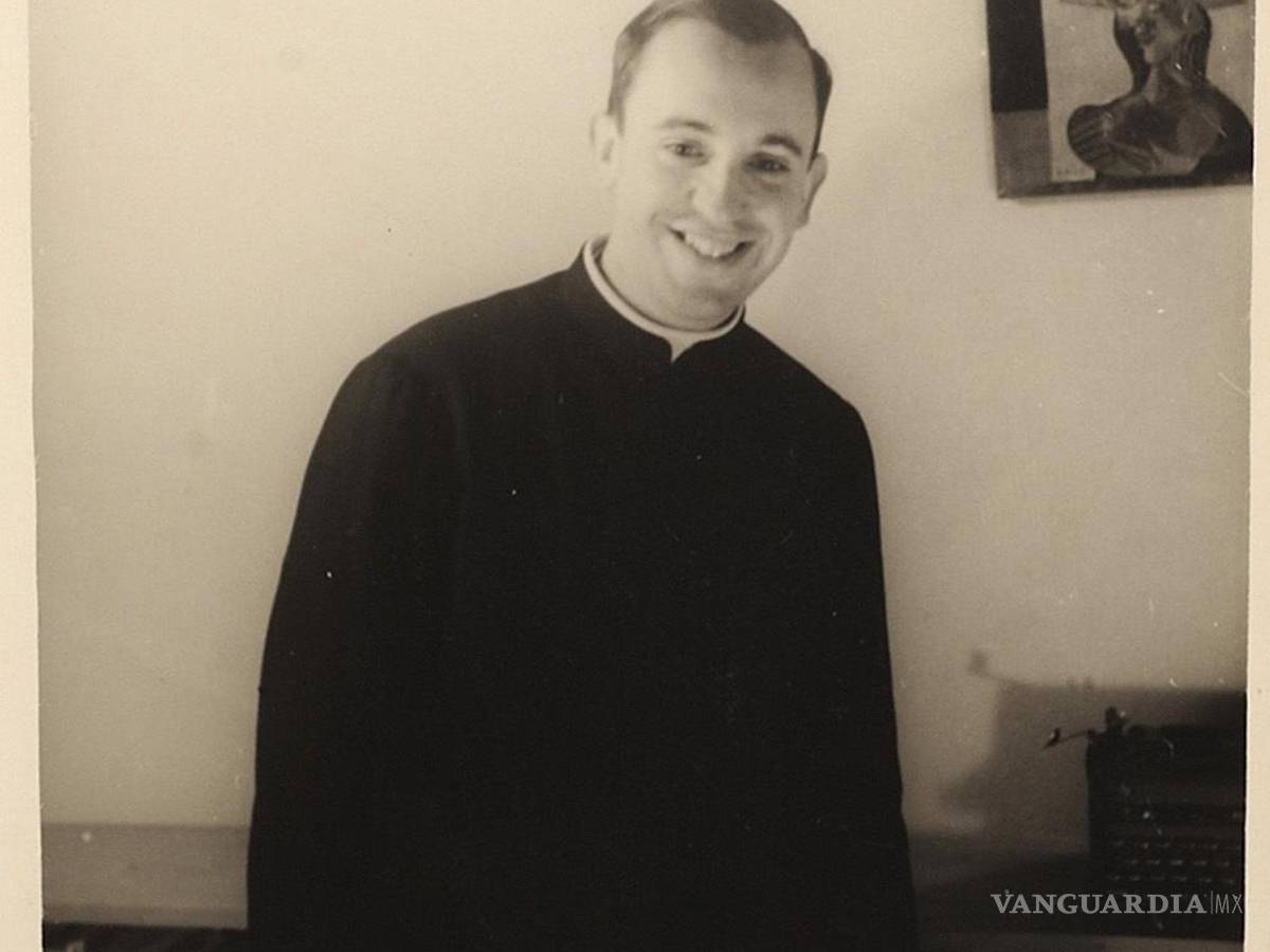 $!Fotografía de 1966 difundida por la Escuela El Salvador, el seminarista argentino Jorge Mario Bergoglio en Buenos Aires, Argentina.
