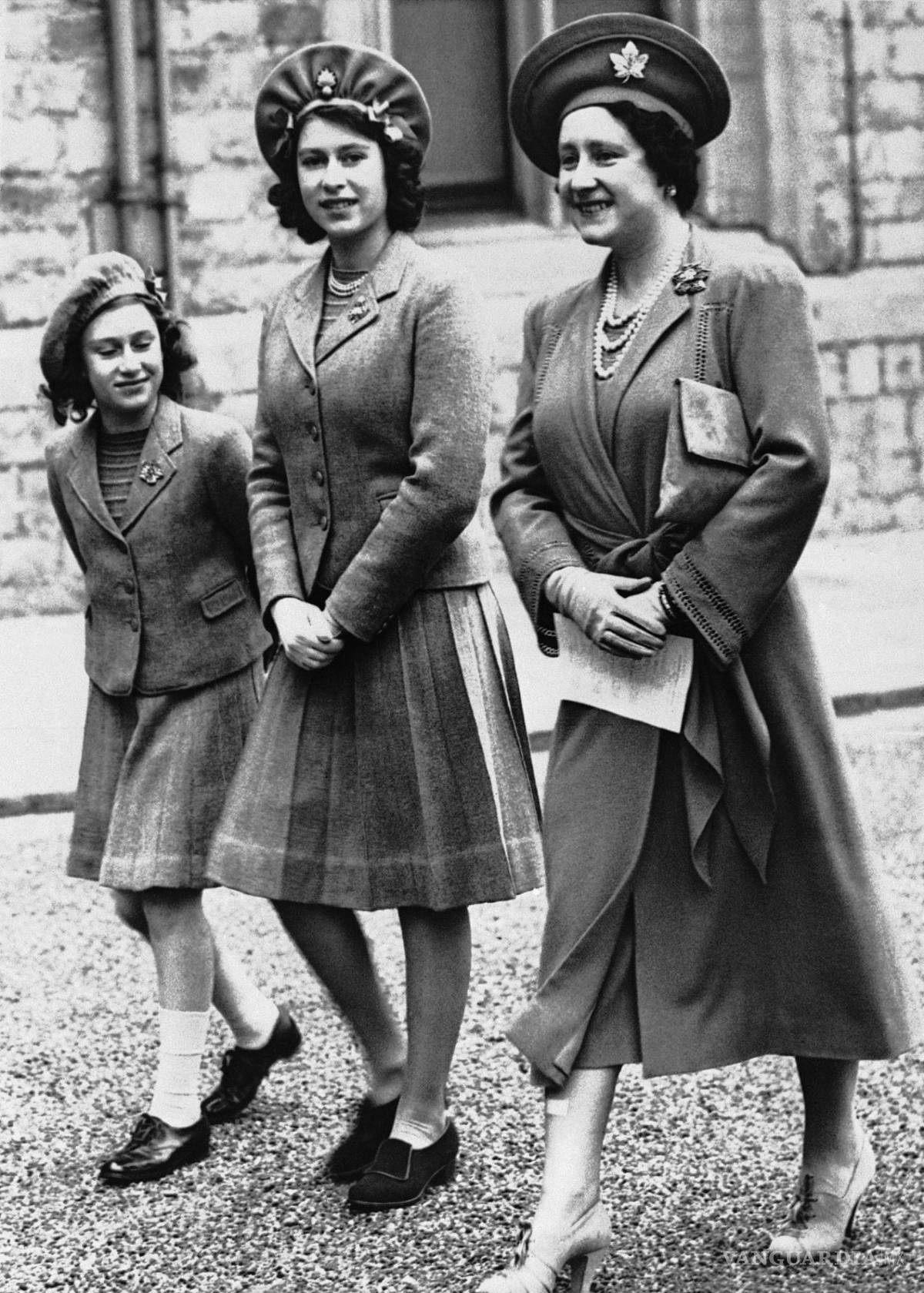 $!La princesa Isabel, de 16 años (c) con su madre la reina Isabel y su hermana menor la princesa Margarita el 19 de mayo de 1942 en Windsor.