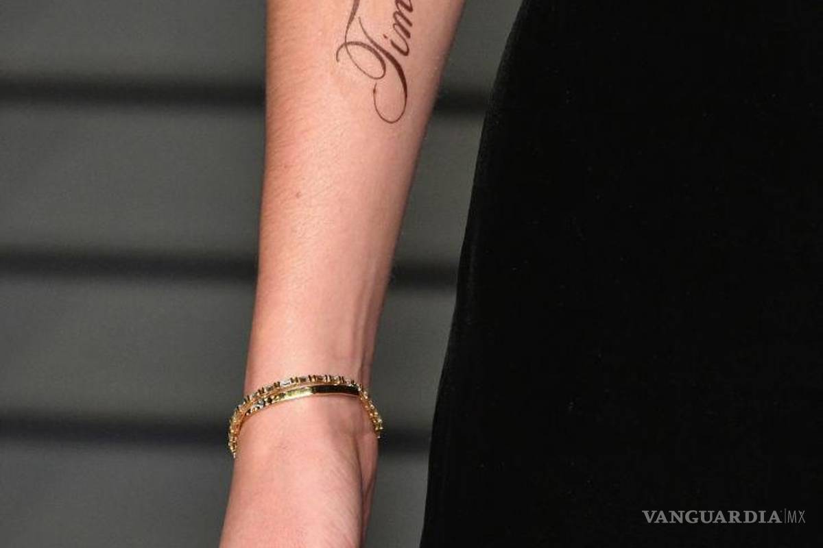 $!Se burlan de Emma Watson por falta de ortografía en tatuaje y ella les calla la boca