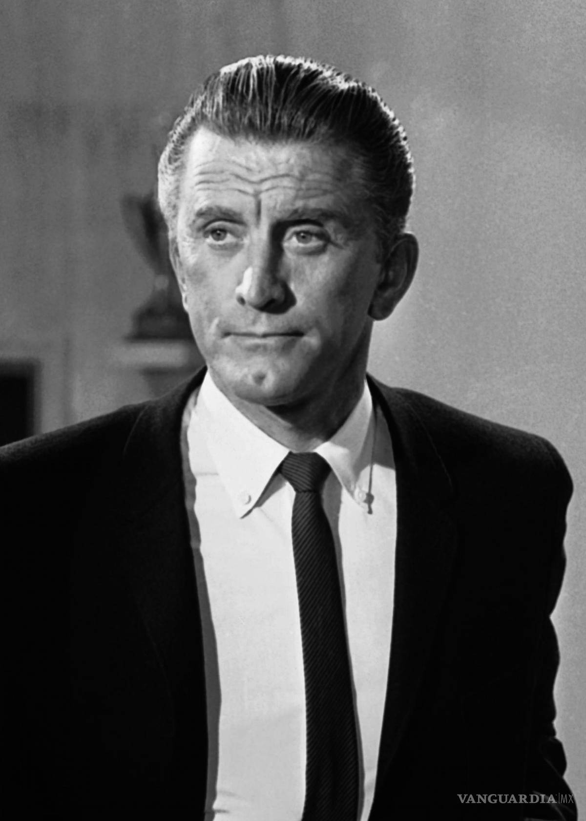 $!El actor Kirk Douglas el 9 de agosto de 1962 en Nueva York. En un libro de memorias que se publicará la próxima semana, “Little Sister: My Investigation into the Mysterious Death of Natalie Wood”, la hermana menor de Wood, Lana Wood, alega que su hermana fue abusada sexualmente por Kirk Douglas. AP/DAB