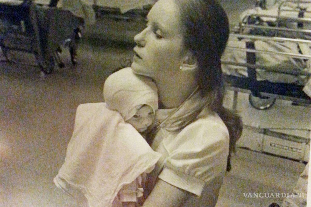 Buscó con esta foto a la enfermera que la cuidó hace 38 años y pasó esto