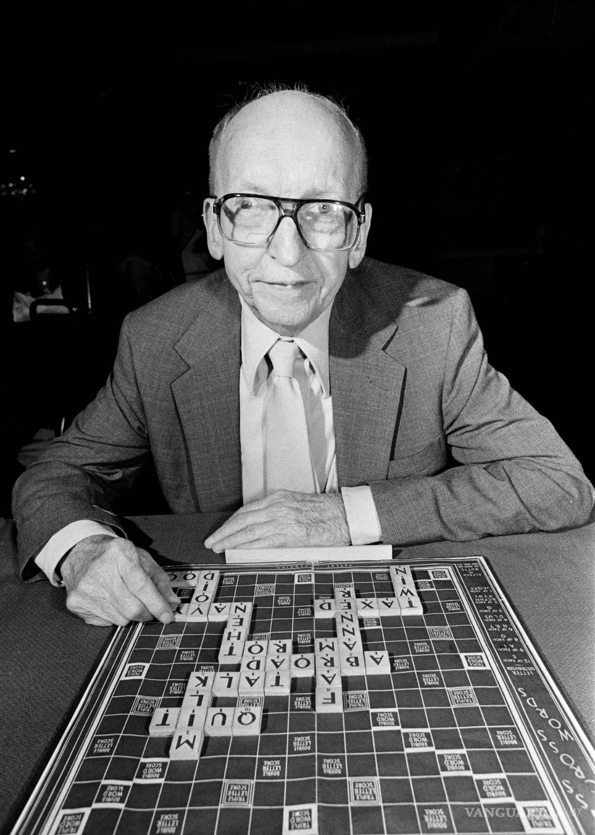 $!Alfred Butts inventor del Scrabble, en 1985.