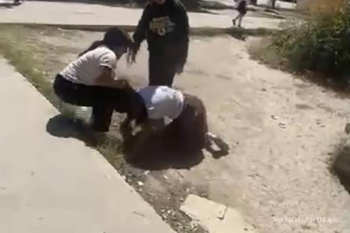 Monclova: Dos alumnas de Secundaria golpean brutalmente a compañera; es el segundo caso de la semana (video)