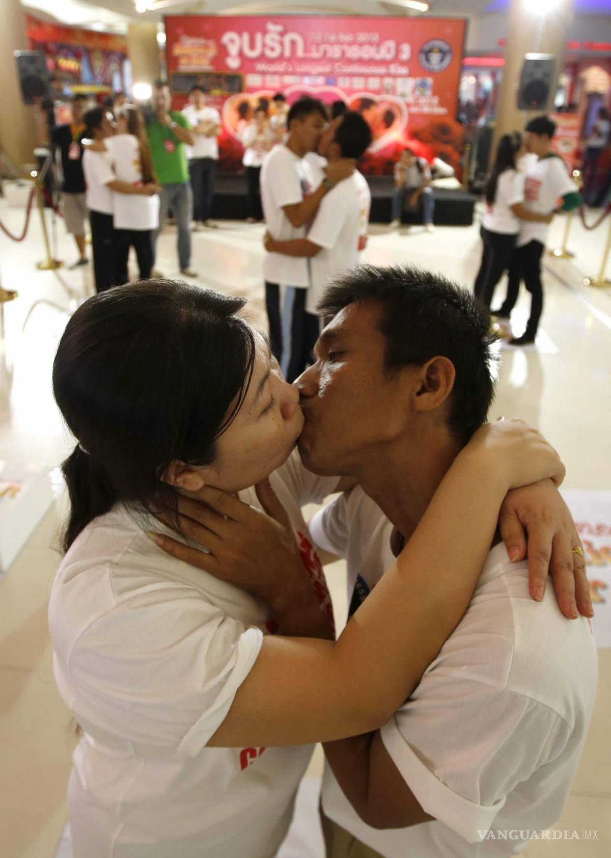 $!El tailandés Ekkachai Tiranarat besa a su esposa Laksana Tiranarat durante un intento de romper el récord mundial Guinness del beso continuo más largo.