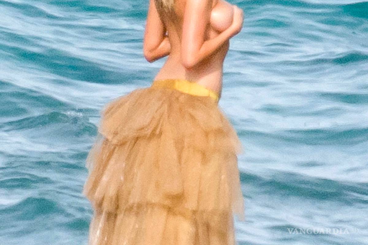 Kate Upton muestra de más al caer de una roca en el mar