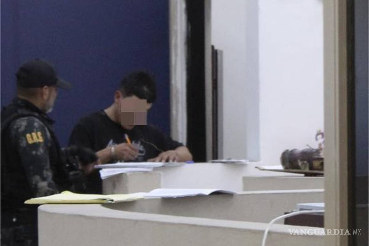 Detienen a jóvenes por vender droga afuera de un gimnasio, en Saltillo