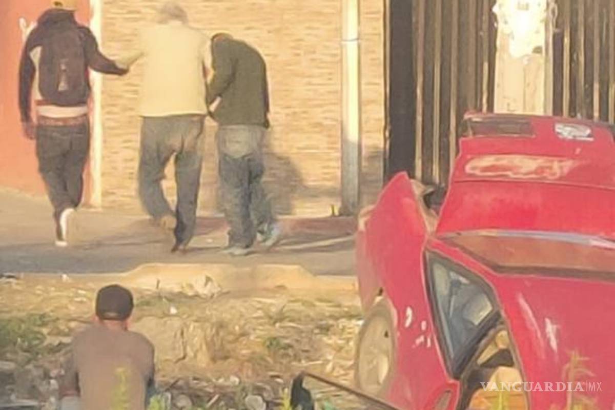 $!Más tarde se aproximaron familiares del conductor, quienes se hicieron cargo de llevarlo a su domicilio para su recuperación.