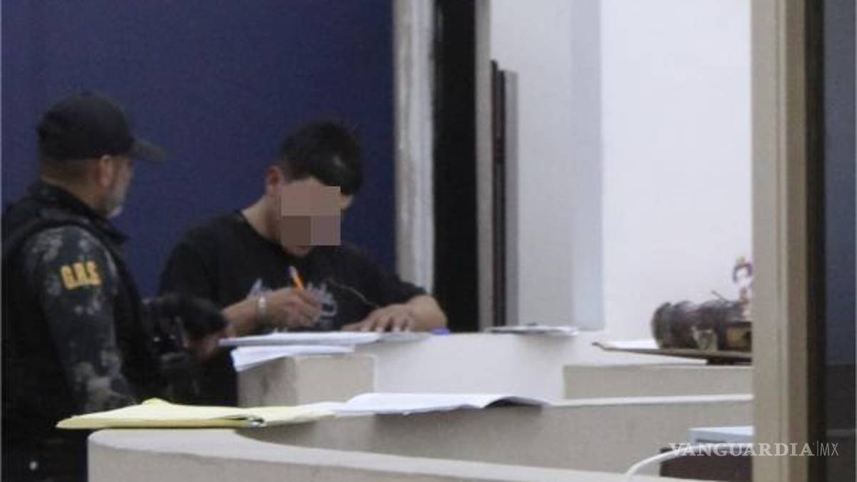 Detienen a jóvenes por vender droga afuera de un gimnasio, en Saltillo