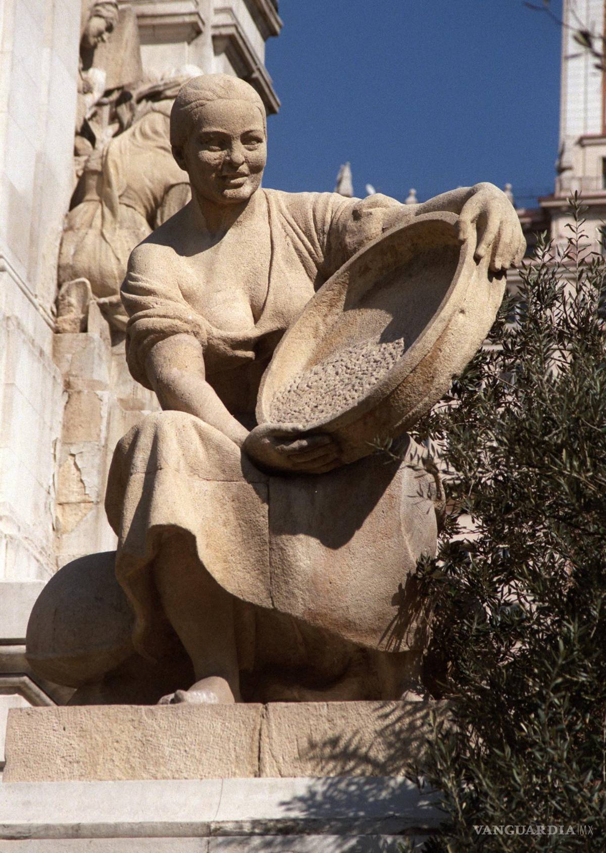 $!Monumento en homenaje a Cervantes en la Plaza de España de Madrid: representación de Aldonza Lorenzo. EFE/Pepe Cuadrado