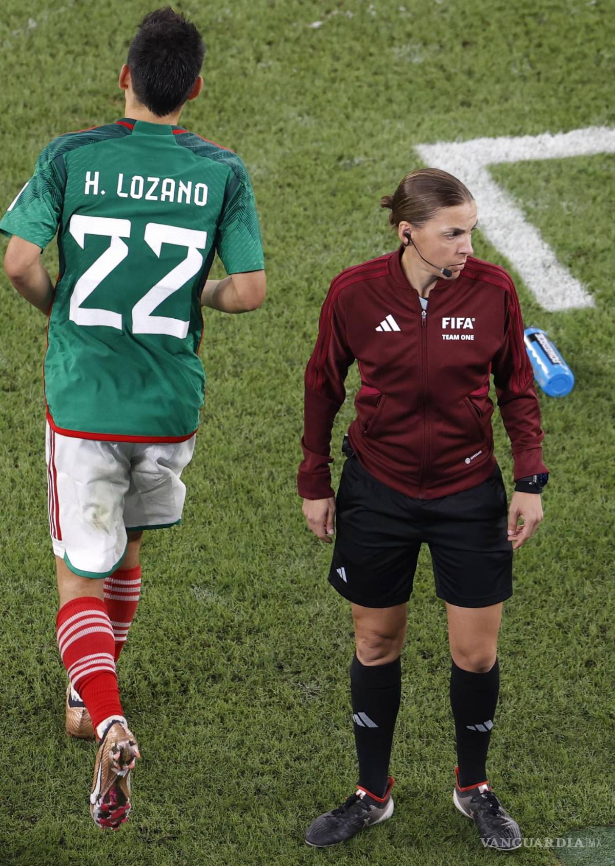 $!La cuarta oficial Stephanie Frappart (d) de Francia durante el partido de fútbol de la Copa Mundial de la FIFA 2022 entre México y Polonia en el Estadio 947 en Doha.