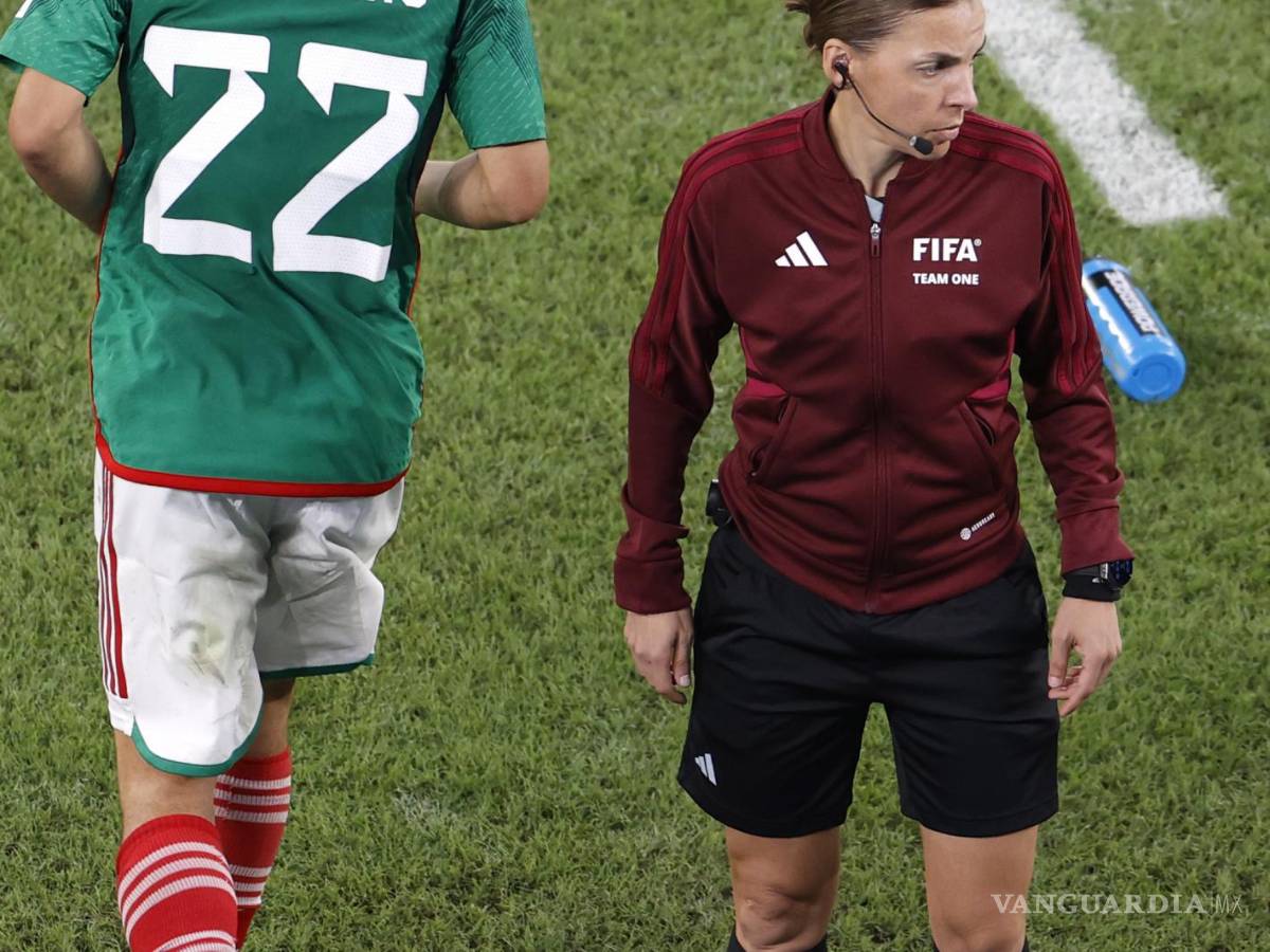 $!La cuarta oficial Stephanie Frappart (d) de Francia durante el partido de fútbol de la Copa Mundial de la FIFA 2022 entre México y Polonia en el Estadio 947 en Doha.