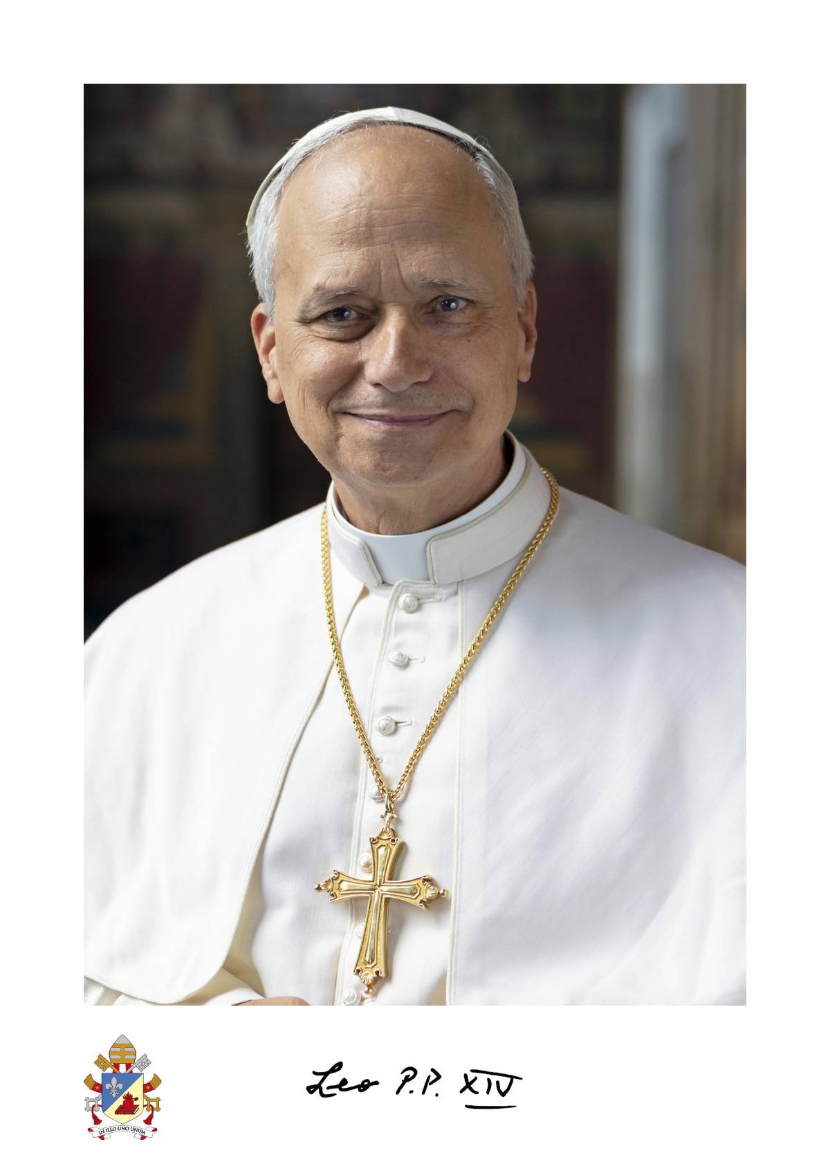 $!El papa León XIV aparece llevando su cruz relicario con los santos agustinos y el nombre y firma en latín en la foto oficial que este viernes distribuyó el Vaticano.