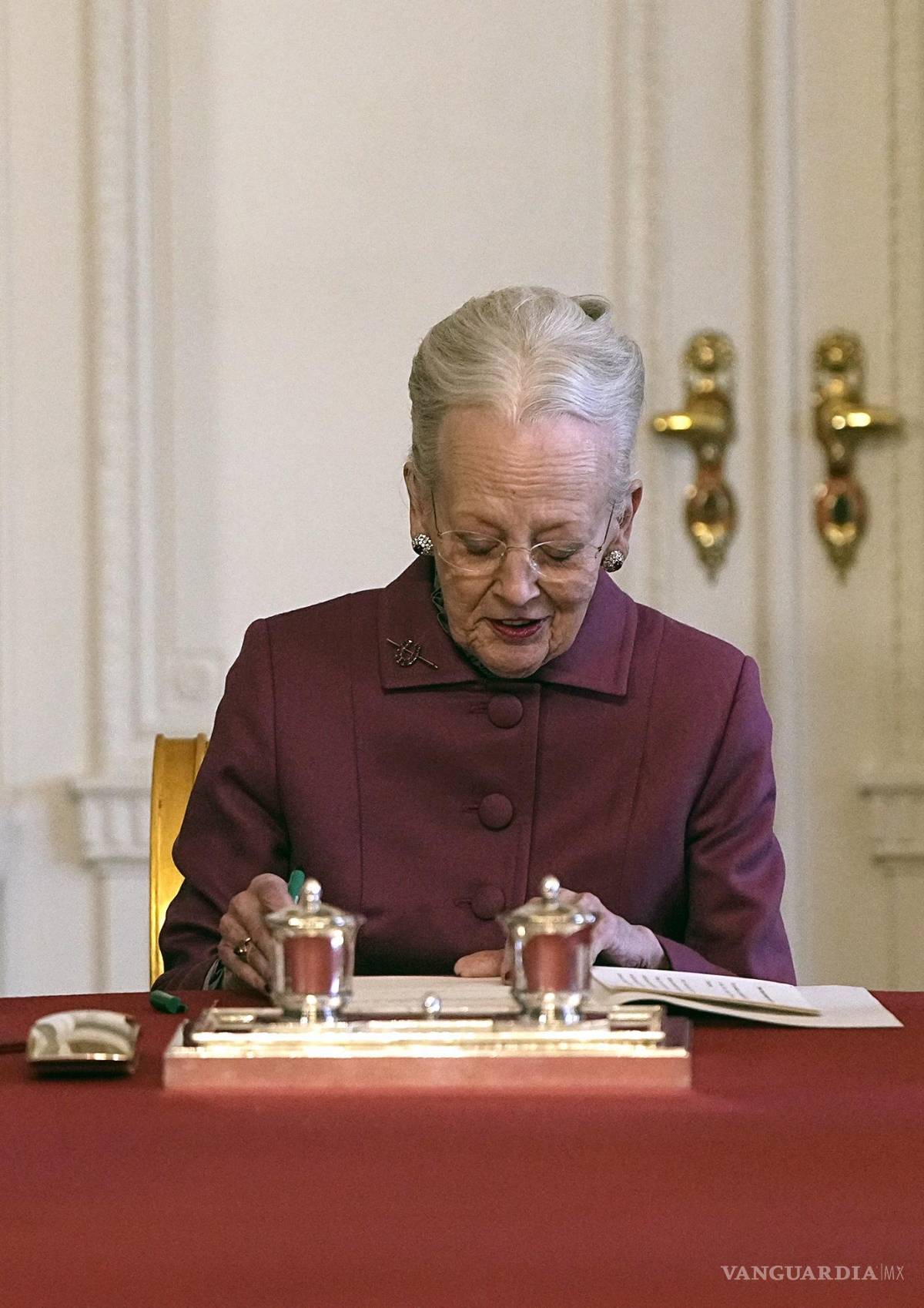 $!Margarita II, de 83 años, anunció por sorpresa su abdicación ante problemas de salud y la necesidad de dar paso a la nueva generación.