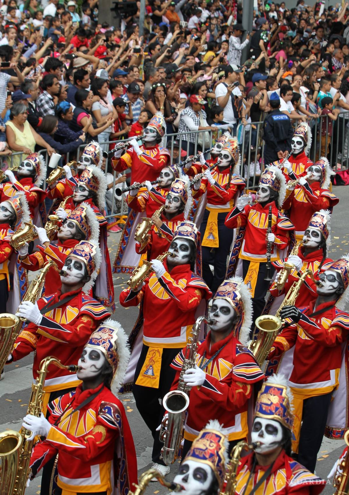 $!Los muertos toman calles de la Ciudad de México en un macrodesfile (fotos)