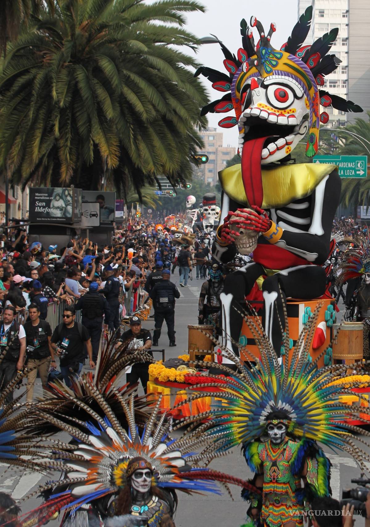 $!Los muertos toman calles de la Ciudad de México en un macrodesfile (fotos)