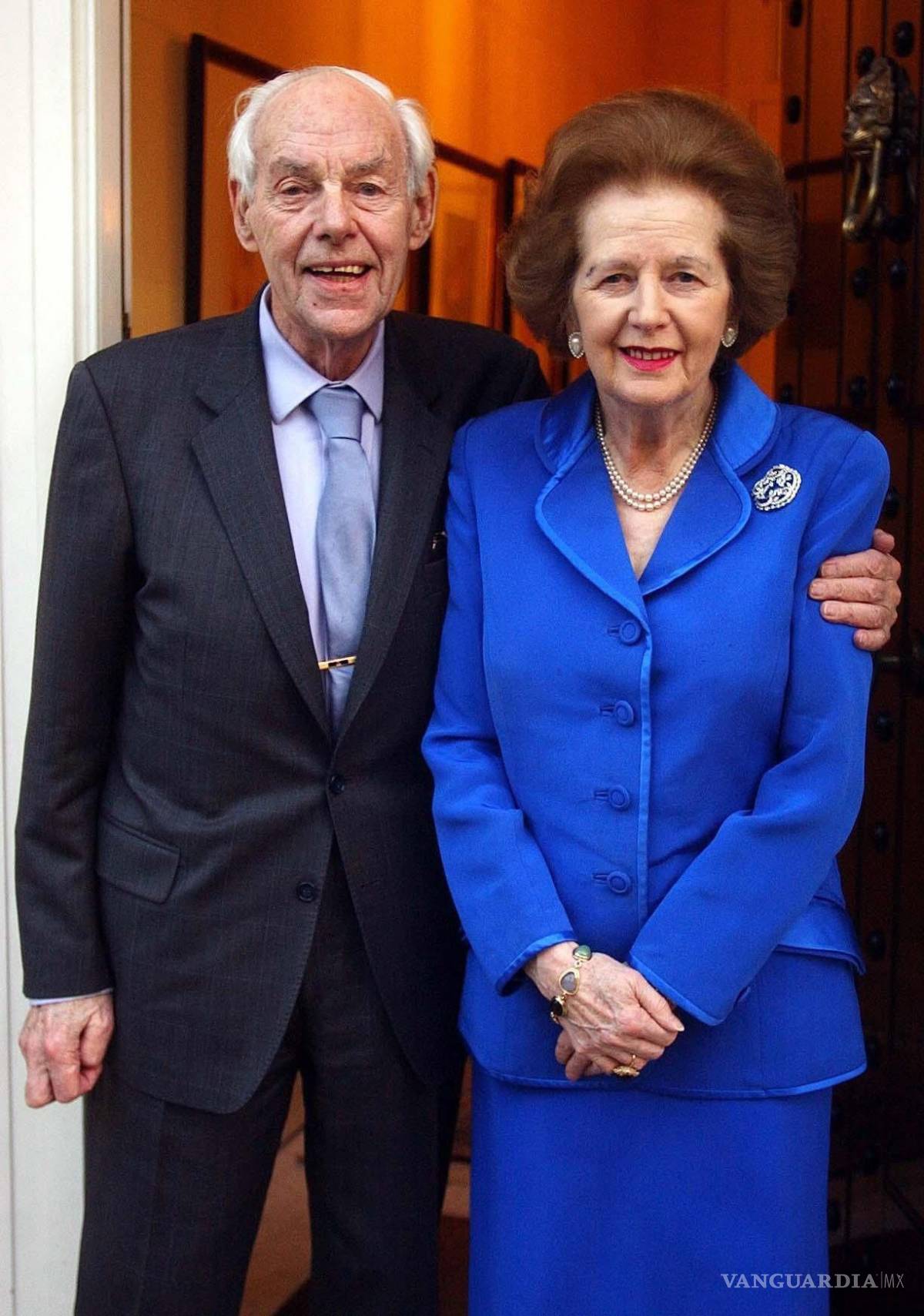 $!Imagen del 14 febrero de 2003, de Margaret Thatcher y su esposo, Sir Denis Thatcher.