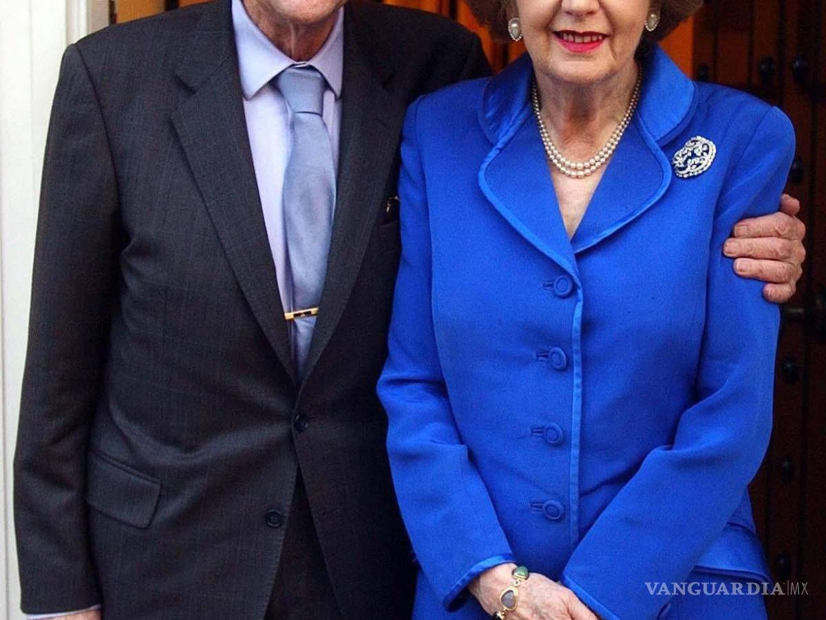 $!Imagen del 14 febrero de 2003, de Margaret Thatcher y su esposo, Sir Denis Thatcher.