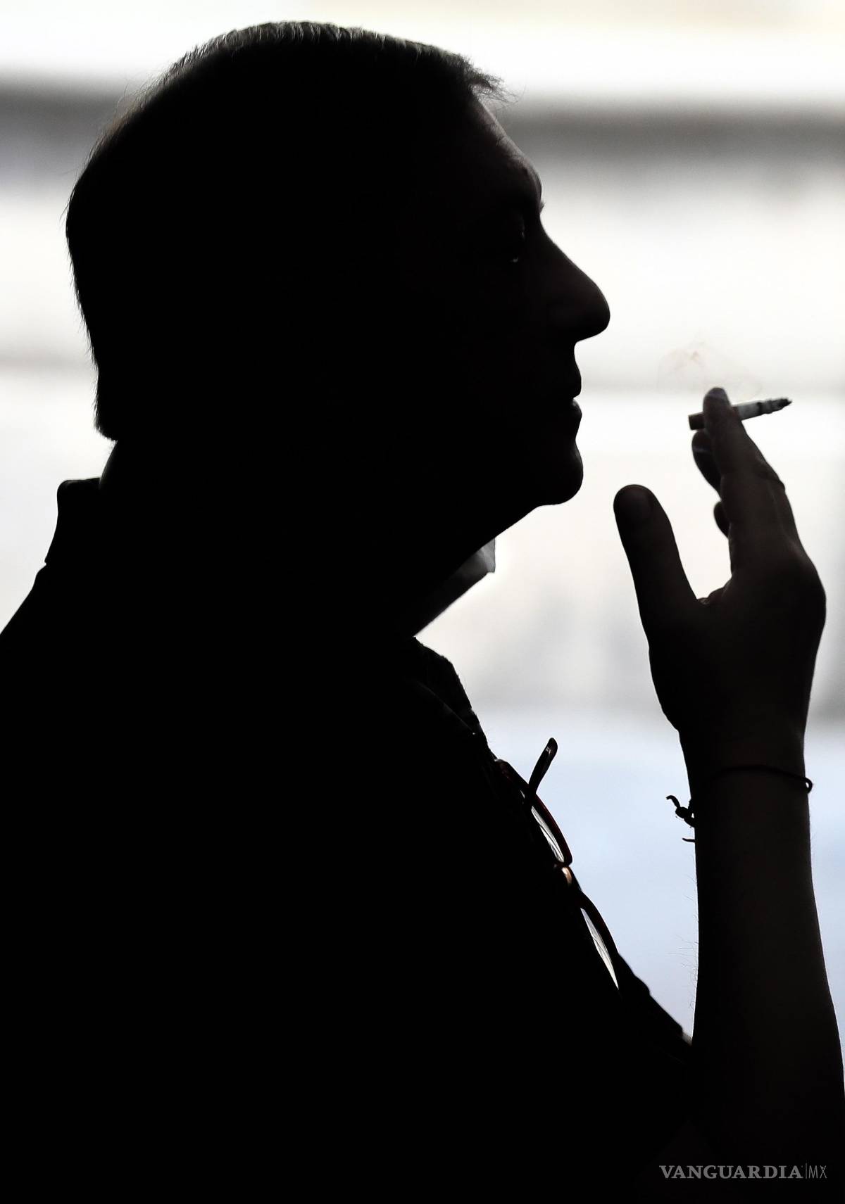 $!Con motivo del Día Mundial Sin Tabaco, el 31 de mayo, expertos en oftalmología nos alertan sobre el impacto del tabaquismo en la salud ocular, especialmente en enfermedades retinianas como la Degeneración Macular Asociada a la Edad (DMAE), enfermedad degenerativa de la mácula o zona central de la retina, que los fumadores habituales tienen cinco veces más posibilidades de desarrollar que los no fumadores.