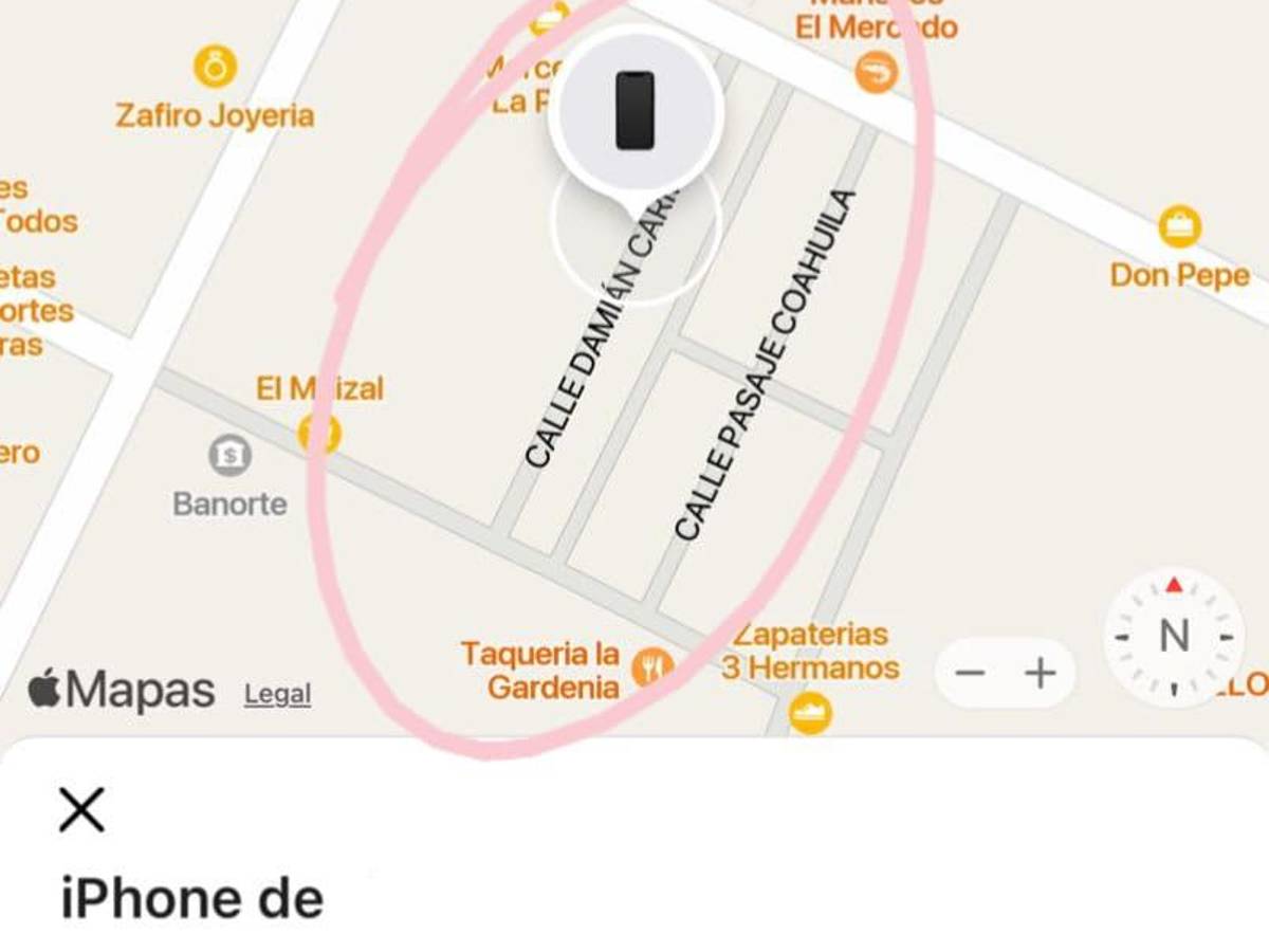 $!La joven indica la ubicación que le marca su iPhone.