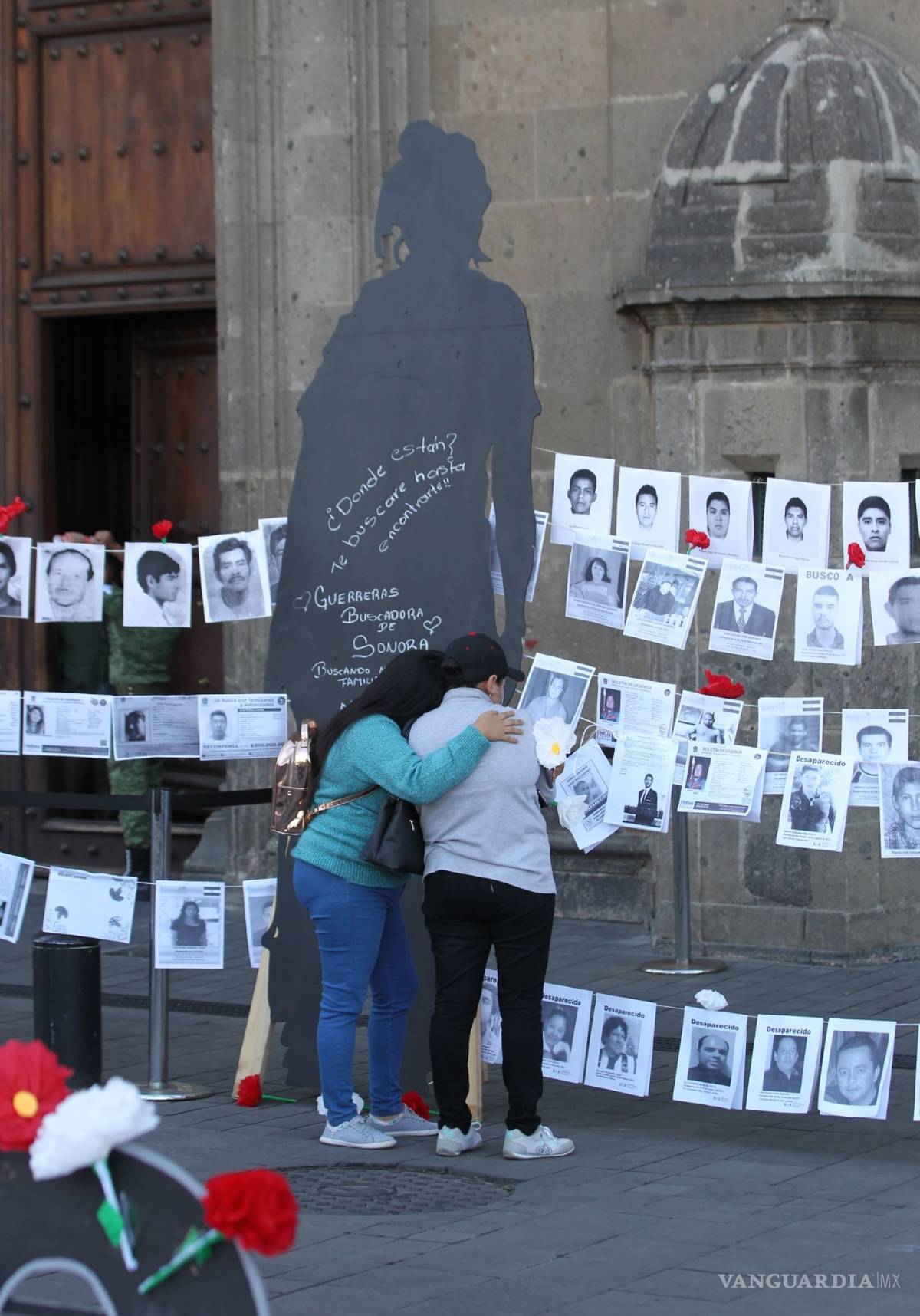 $!Protestan por sus desparecidos frente al Palacio Nacional (fotogalería)