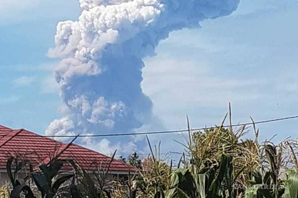 Tras sismo y tsunami, ahora entra en erupción un volcán en Indonesia