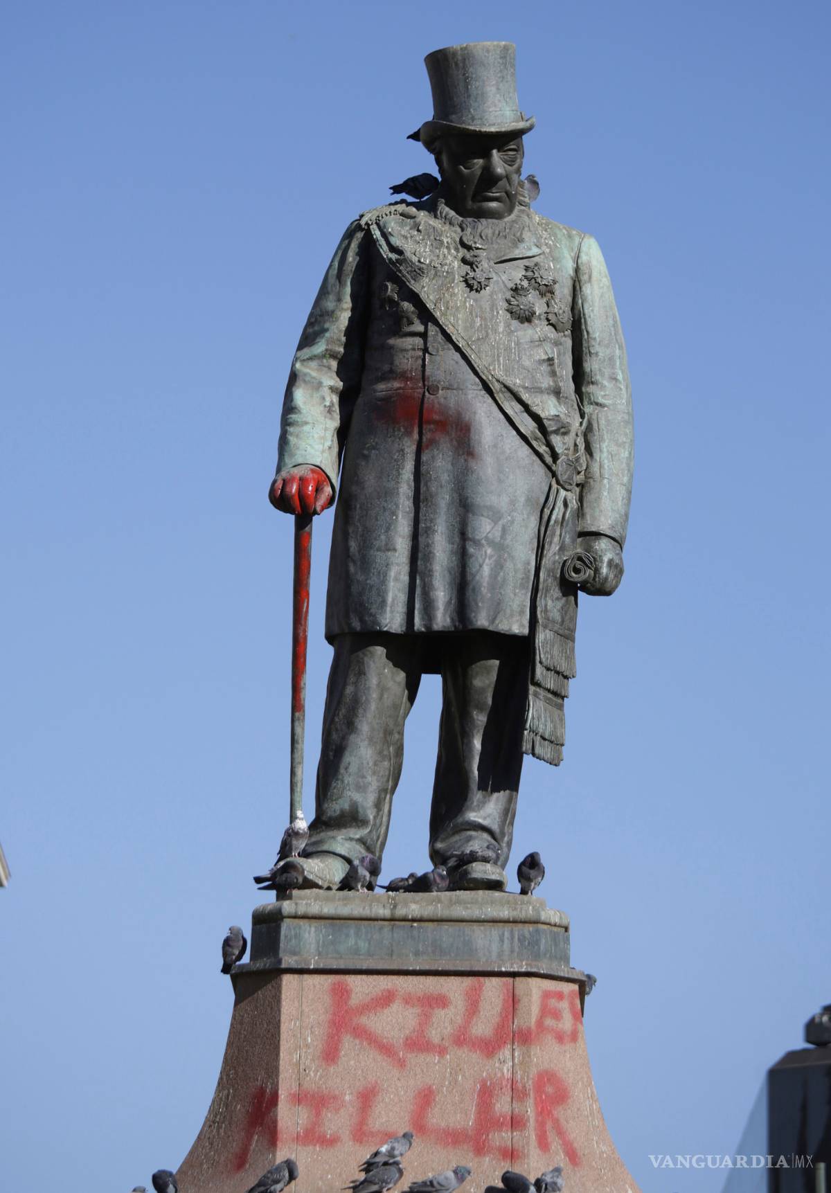 $!Monumentos y estatuas son víctimas de la ira y las protestas antirracistas en todo el mundo (fotos)