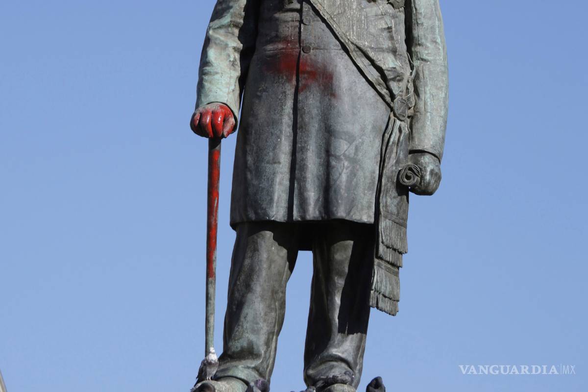 $!Monumentos y estatuas son víctimas de la ira y las protestas antirracistas en todo el mundo (fotos)