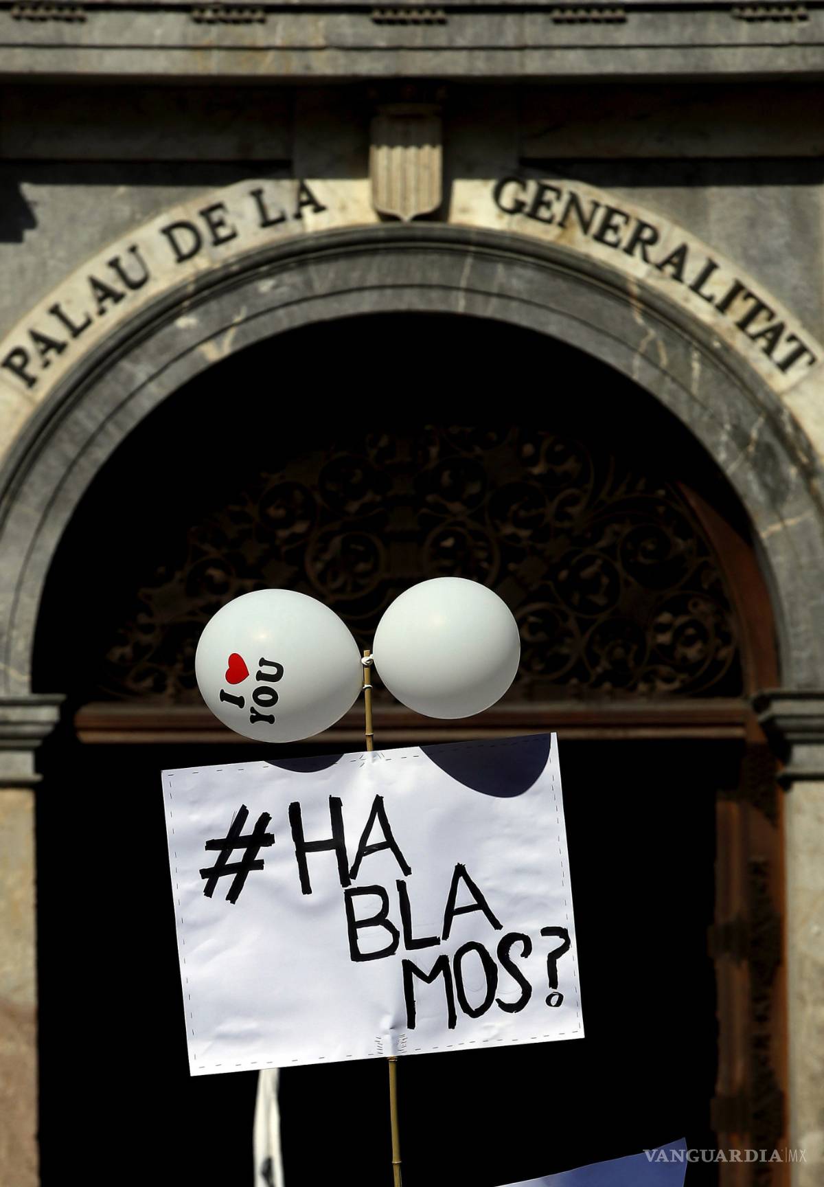$!Miles de personas toman las calles para pedir diálogo al Gobierno español con Cataluña