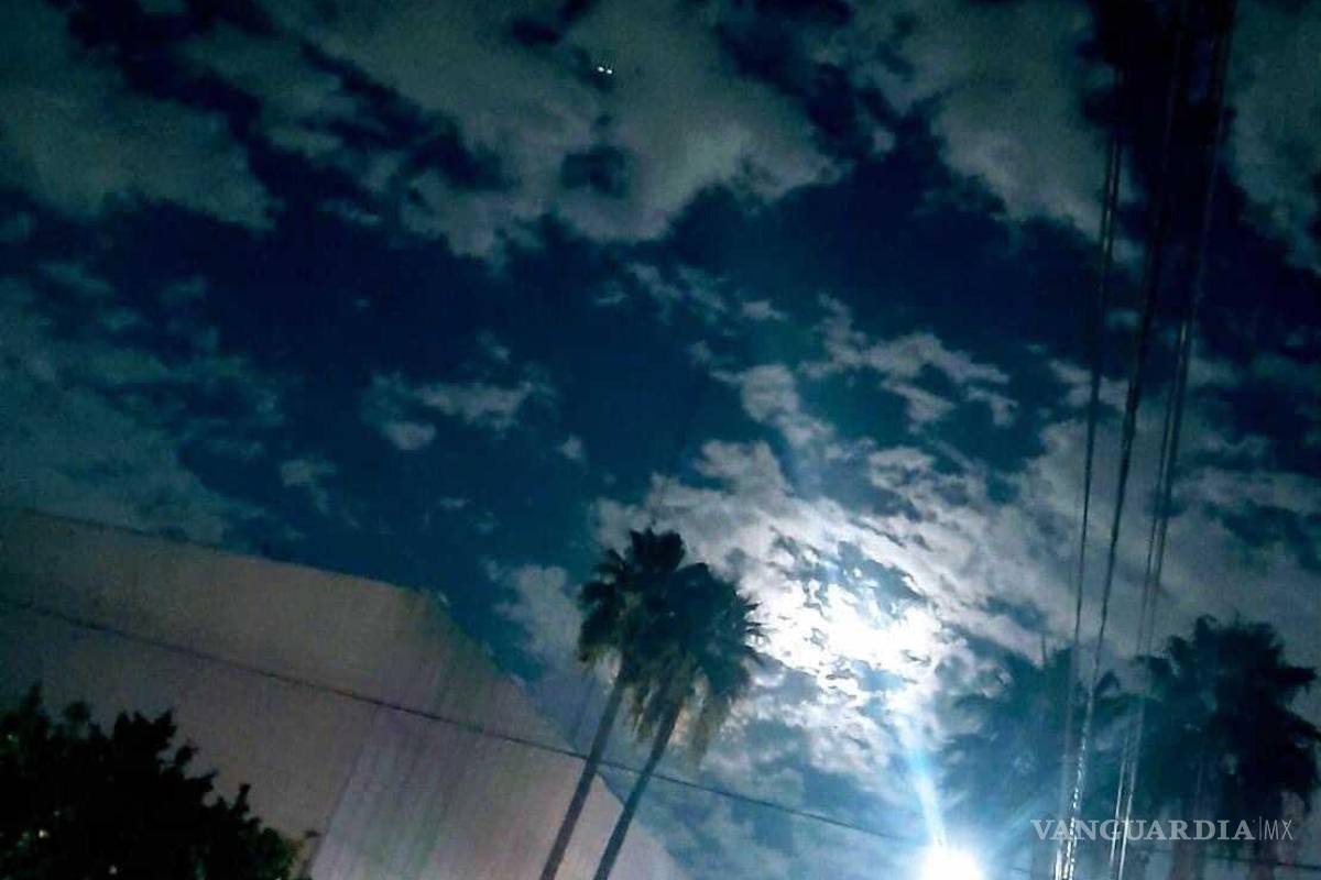 $!Conductor capta ‘OVNI de Torreón’ con la cámara de su celular; comparte imagen en redes sociales