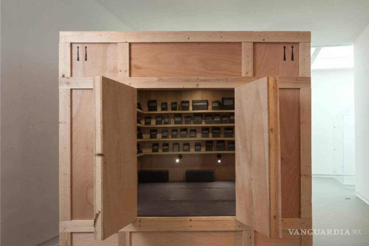 $!Artista española reúne en instalación 200 libros prohibidos en la historia