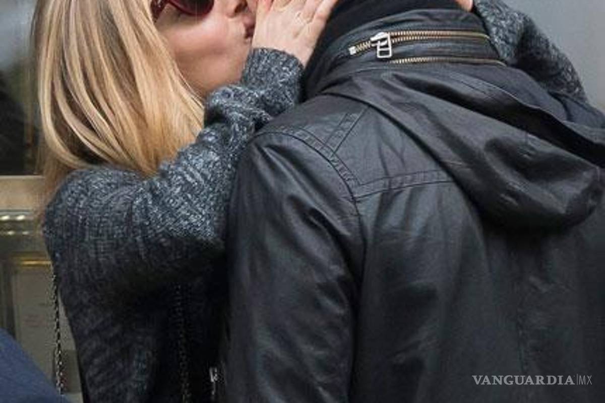 Captan a Chris Martin con su nuevo amor