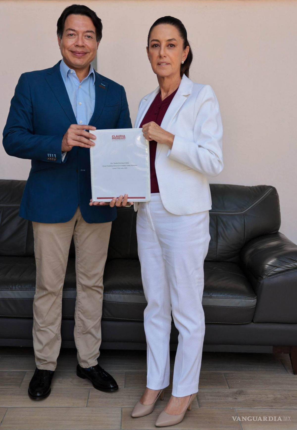 $!Mario Delgado, dirigente de Morena, le entrego los resultados de la encuesta sobre la Reforma al Poder Judicial a Claudia Sheinbaum | Foto: Cuartoscuro