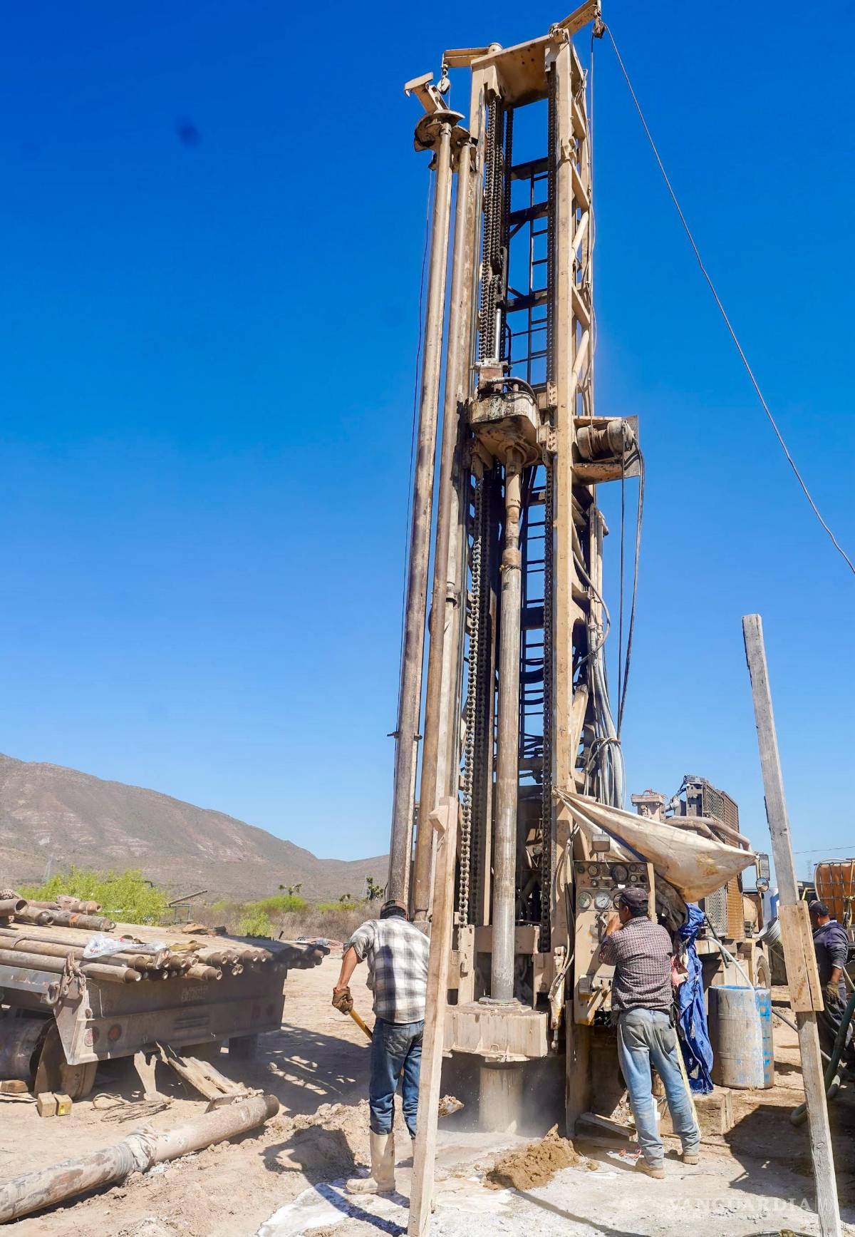 $!Personal especializado trabaja en la perforación de un nuevo pozo de 400 metros de profundidad para mejorar el abasto hídrico en la ciudad