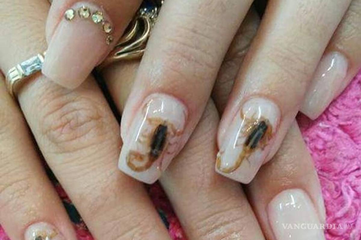 Alacranes vivos en las uñas, la nueva tendencia