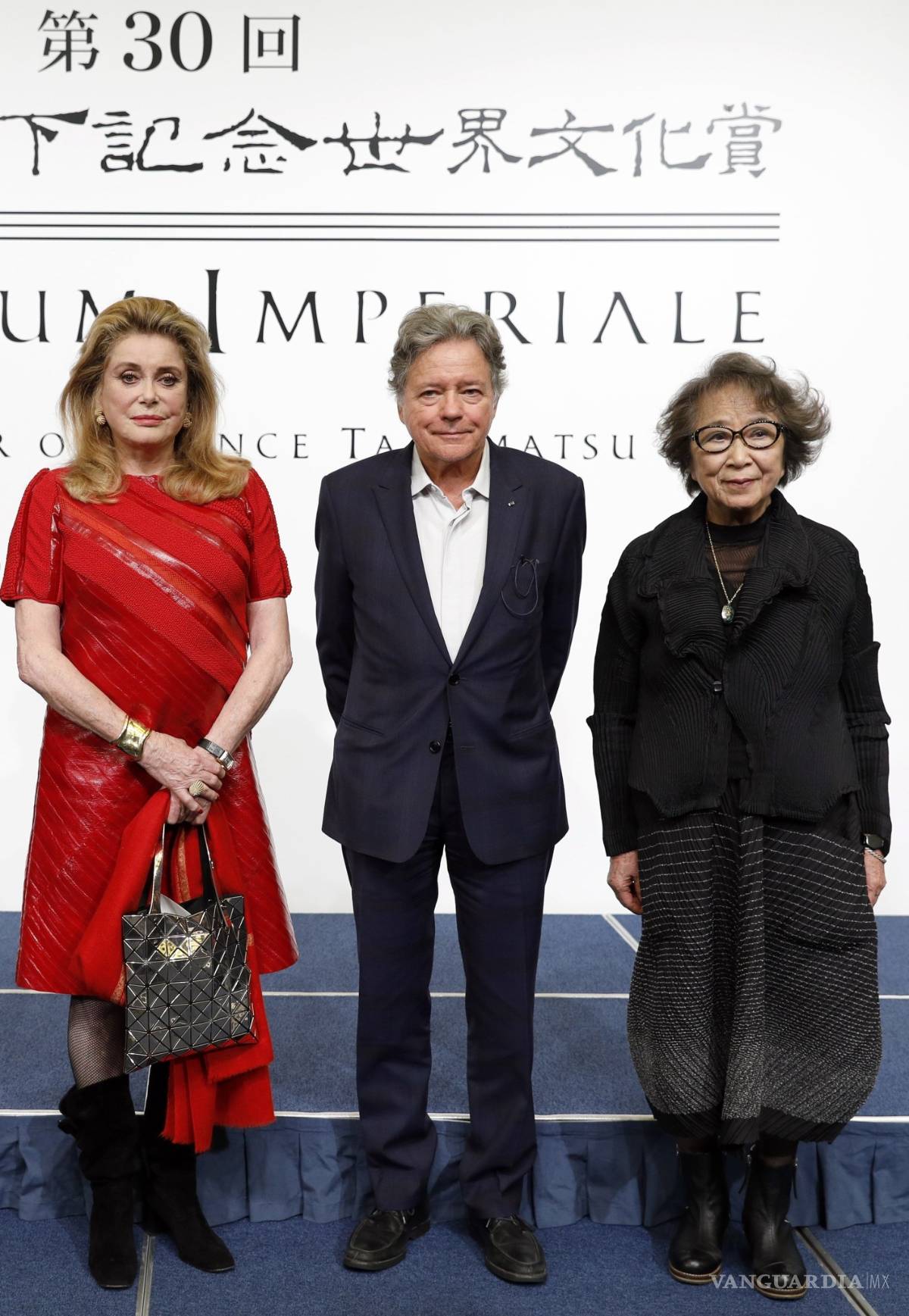 $!Una "sorprendida" Catherine Deneuve recibe el máximo galardón nipón de las Artes