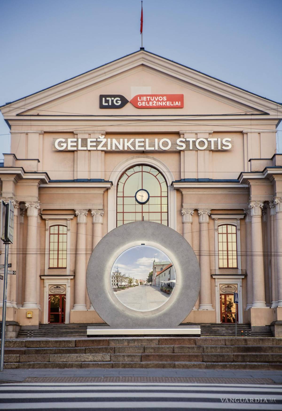 $!Terminal de 'pOrtal' en Vilna, colocado ante uno de los edificios oficiales de la ciudad. EFE/Benediktas Gylys Foundation/Vilnius Gediminas Technical University