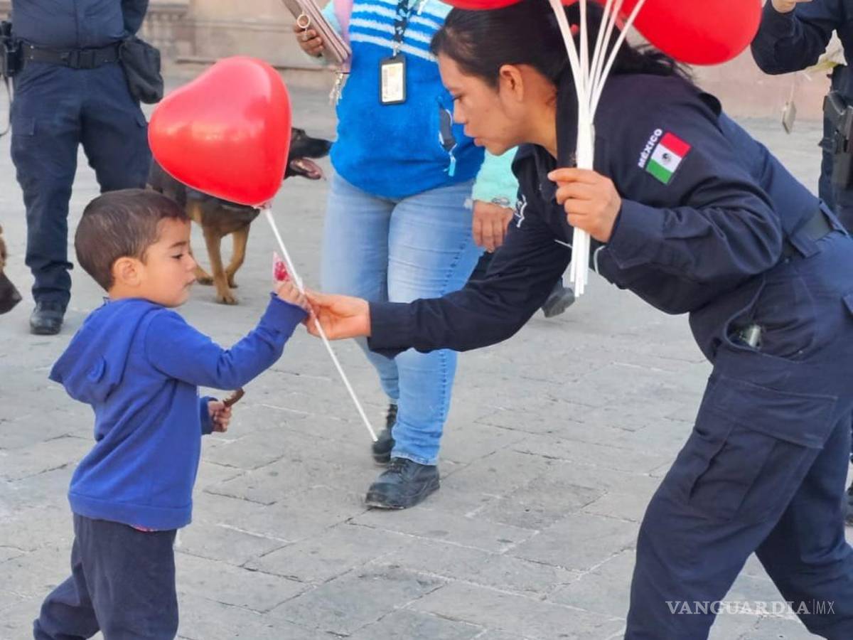 $!Elementos de la Comisaría de Seguridad y Protección Ciudadana de Saltillo entregaron flores y dulces a la ciudadanía como parte de su compromiso con la proximidad social.