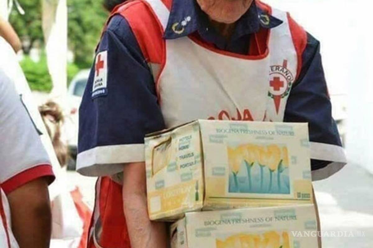 Don Roberto a sus 89 años no para de ayudar a damnificados