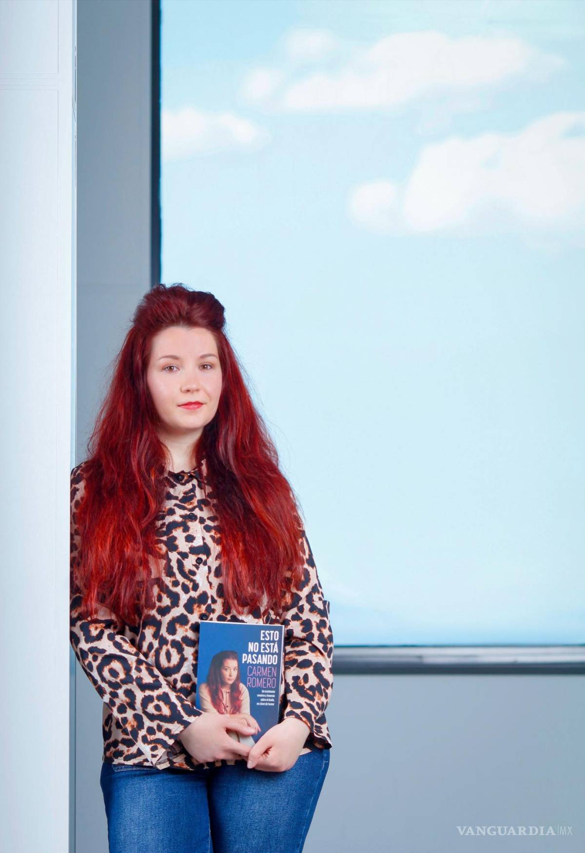 $!La monologuista Carmen Romero con el libro que ha hecho sobre sus reflexiones por la muerte de su hermano Esto no está pasando.