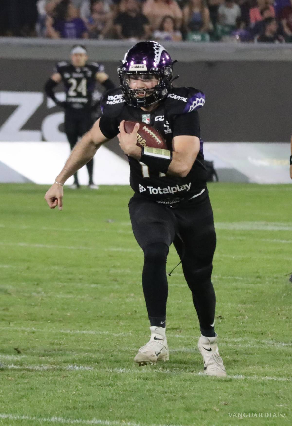 $!Erick Niño es el quarterback, número 17.