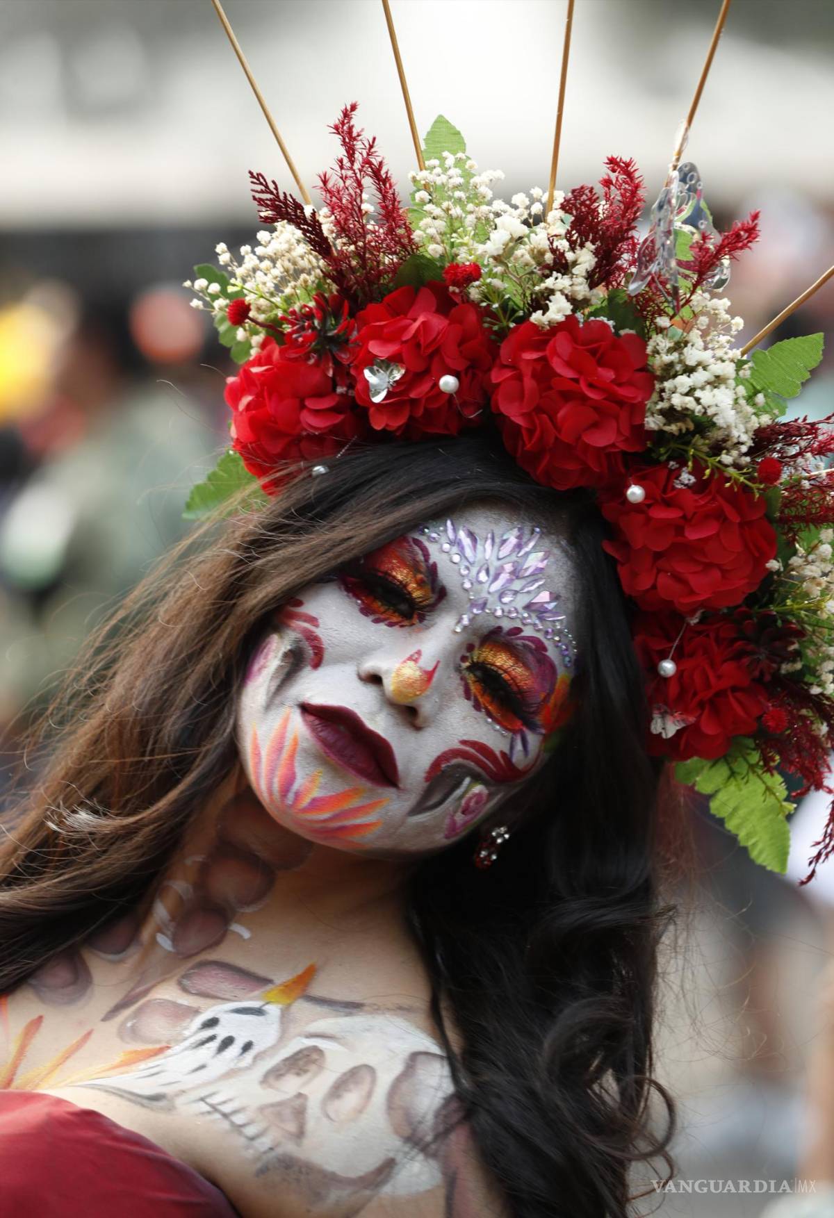 $!Una mujer participa en un desfile de catrinas en Ciudad de México (México).