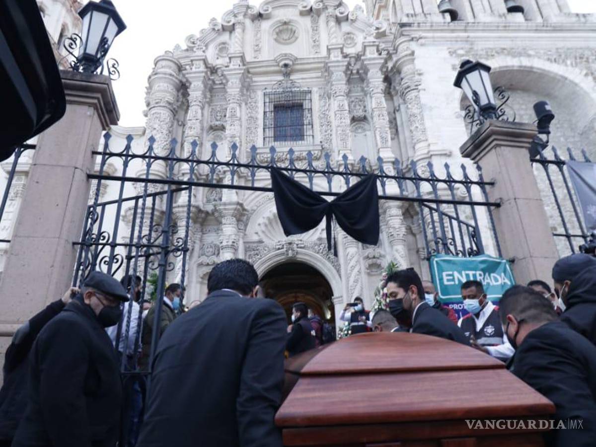 $!Feligreses esperaban la llegada del cuerpo del obispo a las afueras de la Catedral de Saltillo.
