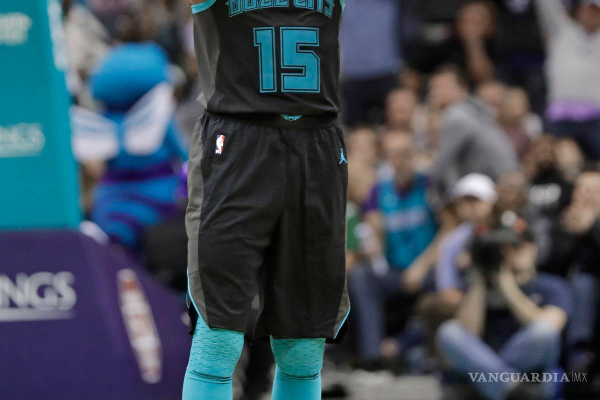 Walker anda en plan intratable y guía a sus Hornets a una victoria contra los Celtics